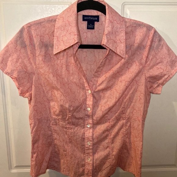 ❤️‍🔥5/20$ ANN TAYLOR💫 Women’s Light Pink Printed Short Sleeve Button-Up Shirt - Picture 2 of 7
